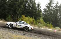 Porsche 911 Carrera, Andreas Gerst & Stefan Schulze bei der  Youngtimer  39. ADAC Rallye Köln Ahrweiler 12.11.2016 vor der Mittagspause auf der Schotterpiste am Nürburgring.