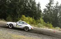 Porsche 911 Carrera, Andreas Gerst & Stefan Schulze bei der  Youngtimer  39. ADAC Rallye Köln Ahrweiler 12.11.2016 vor der Mittagspause auf der Schotterpiste am Nürburgring.