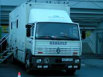 RENAULT, Fernsehbertragungswage steht in den spten Abendstunden anlsslich des Bundesligaspieles RIED-KAPFENBERG vor dem FILL-Metallbaustadion in Ried i.I.; 081213