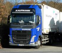 =Volvo- Hängerzug der Spedition  Kaufmann  rastet im November 2016 auf dem Autohof Fulda-Nord