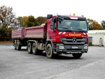 =MB Actros-Hängerzug der Firma  KNACKERT  rastet im November 2016 auf dem Autohof Fulda-Nord