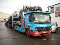 Dieser Mercedes-LKW bringt Autos,am 19.11.2008,einer Automarke die die letzen Wochen in die Schlagzeilen geraten ist,zu einem Autohaus in Bergen/Rgen.