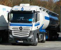 =MB Actros-Silozug der Spedition  SCHMIDT  steht im November 2016 auf dem Autohof Fulda Nord