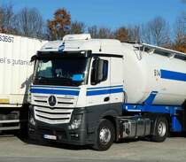 =MB Actros-Zugmaschine der Spedition  SCHMIDT  steht im November 2016 auf dem Autohof Fulda Nord