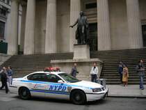 NYPD Streifenwagen vor dem Federal Hall National Memorial in
New York City am 12.10.2006.