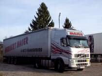 VOLVO-FH12 wartet am Sonntag bereits vor einem Firmengel�nde auf die Entladung; 081214