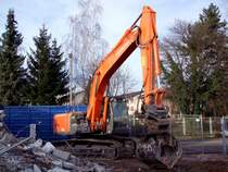 HITACHI-ZAXIS210 hat beim Abriss einer alten Messehalle gerade Sonntagspause; Ried i.I.; 081214