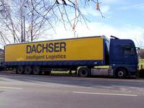 MAN-TGA18.440 einer groen Spedition nimmt einige PKW-Parkpltze in Ried i.I. in Beschlag, ; 081214