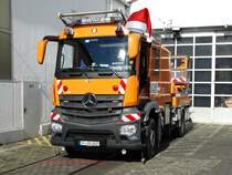 Mit diesen Bild wünsche ich allen Fahrzeugbilder.de Usern und Besuchern Frohe Weihnachten. Hier zu sehen VGF Mercedes Benz Arocs Oberleitungswagen mit ZAGRO Zweiwege Einheit am 05.10.16 in Frankfurt am Main Eckenheim von einen Gehweg aus fotografiert