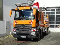Mit diesen Bild wünsche ich allen Fahrzeugbilder.de Usern und Besuchern Frohe Weihnachten. Hier zu sehen VGF Mercedes Benz Arocs Oberleitungswagen mit ZAGRO Zweiwege Einheit am 05.10.16 in Frankfurt am Main Eckenheim von einen Gehweg aus fotografiert