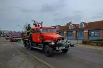 Die Freiwillige Feuerwehr Torgelow mit ihren Fahrzeugen, im Vordergrund Jumbo (IFA G5) mit  dem Weihnachtsmann, auf der Fahrt durch Torgelow an Heiligabend. Allen frohe Festtage - 24.12.2016