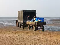 Ein Trecker-Gespann auf dem Weg durchs Watt zur Insel Neuwerk; Sahlenburg, 11.9.2015