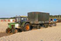 Ein John-Deere-Trecker-Gespann macht sich auf den Weg zur Insel Neuwerk; Sahlenburg, 11.9.2015