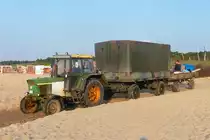 Ein John-Deere-Trecker-Gespann macht sich auf den Weg zur Insel Neuwerk; Sahlenburg, 11.9.2015