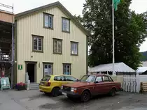 VOLVO-244DL, vor der Touristinfo in Mosjøen (Norwegen);160720