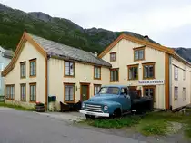 OPEL-Blitz vor einem Antikgeschäft in in Mosjøen(Norwegen); 160720