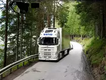 VOLVO-Kühlsattel auf einer schmalen Straße bei INNVIK(Norwegen); 160718