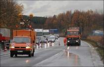 Absicherung der Unfallstelle auf der A45 bei Hagen-S�d. Im Bild T4 Transporter und Actros 1831. (11.11.2008)