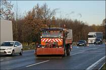 Die Unfallstelle wird mittels Kehrbesen ges�ubert. Im Bild MAN LE10.220 der AM L�denscheid. (11.11.2008)