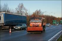 Die Unfallstelle wird mittels Kehrbesen ges�ubert. Im Bild MAN LE10.220 der AM L�denscheid. (11.11.2008)