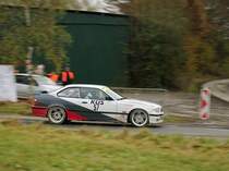 BMW E36, Rafael Klein & Ramona Kees mit der Startnummer 57, bei der  Youngtimer  39. ADAC Rallye Köln Ahrweiler 12.11.2016, Nachmittags beim abbigen in einen Wirtschaftsweg nähe Rodder.