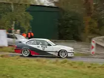 BMW E36, Rafael Klein & Ramona Kees mit der Startnummer 57, bei der  Youngtimer  39. ADAC Rallye Köln Ahrweiler 12.11.2016, Nachmittags beim abbigen in einen Wirtschaftsweg nähe Rodder.