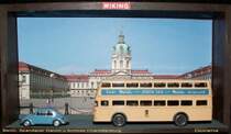 Mythos Wiking.Epoche III.Berliner Doppeldecker Bus B�ssing D2U und WV 1303,vor dem  Charlottenburger Schloss 

