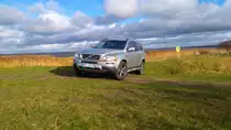 Volvo XC90 V8 Executive an der Grenze zum Naturschutzgebiet am Kubitzer Bodden auf der schönen Insel Rügen. Aufgenommen am 02.11.2016