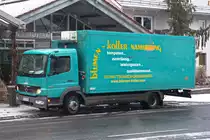Mercedes Benz Atego 822 beliefert be dichtem Schneetreiben mit eingeschalteter Warnblinkanlage eine Gärtnerei in Viechtach. 02.01.2017