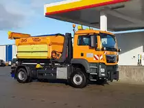 Hessen Mobil MAN TGS Streufahrzeug am 04.01.17 in Langenselbold