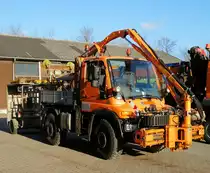 Hesssen Mobil Mercedes Benz Unimog U400 mit MULAG Schneidwerkzeug der Autobahnmeisterei Langenselbold am 06.01.17 bei einen Fototermin