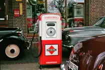 Citroen Gangsterlim., Borgward Hansa und Isabella an historischer Tankstelle mit Borgward-Werkstatt in Bruchhausen-Vilsen bei Bremen, Mai 2016.