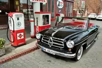 Wunderschönes Borgward Isabella Cabriolet an historischer Tankstelle mit Borgward-Werkstatt in Bruchhausen-Vilsen, Juni 2016