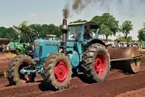 Der wohl einzige Lanz Bulldog mit Allradantrieb, gesehen bei einem Oldtimertreffen in Oyten bei Bremen. Es handelt sich um einen Eigenbau, bei dem eine Hinterachse eines alten Mercedes-Benz LKW als Vorderachse dient, Mai 2015.