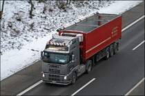 VOLVO JUBIL�UMS-EDITION: Im Jahr 2007 wurde Volvo 80 Jahre alt. Dieser runde Geburtstag wurde mit einem Angebot von Volvo FH und Volvo FH16 als einzigartige Jubil�ums-Editionen, die mit innovativen Sicherheitsfunktionen
und besonders gro�z�gigem Komfort vollgepackt sind, gefeiert.
Die Jubil�ums-Editionen waren als Volvo FH Globetrotter oder Globetrotter XL mit 480 oder 520 PS. Oder dem Volvo FH16 Globetrotter oder Globetrotter XL mit 540, 580 oder 660 PS erh�ltlich. Die Innenraumausstattung hatte folgende Merkmale: Deluxe-Fahrersitz mit Lederbezug, Get�nte Scheiben, Globetrotter-Schild mit Jubil�umsmotiv, Spezieller Metalliclack und noch vielen mehr.
Im Bild ein VOLVO FH 480PS der belgischen Spedition JACCOPTRANS aus Zichen-Zussen-Bolder. (11.12.2008)