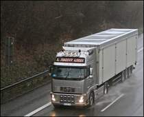 VOLVO JUBIL�UMS-EDITION No 2: Ein Volvo FH 480PS Euro5 der Spedition A.FISCHER aus Lohne ist mit einem Schubboden(?)Auflieger bei Regenwetter am 17.12.2008 bei L�denscheid unterwegs.
