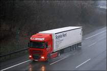 TCH Truck&Trailer Rental - SCANIA RENT: Ein DAF XF105.460  SuperSpaceCab  von TCH (Truck Center Hauser), heute PacLease, zieht einen Trailer von SCANIA RENT durch den Regen. (17.12.2008)
