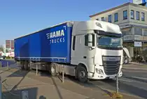 DAF XF mit Pritschenauflieger in Kerpen - 20.12.2016