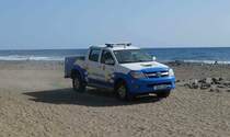 =Toyota Hilux der Policia Local auf Kontrollfahrt am Strand von San Augustin, Januar 2017