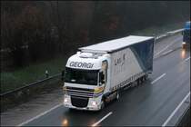 GEORGI: Ein neuer DAF XF105.410 mit  SuperSpaceCab  ist bei L�denscheid in Richtung Ruhrgebiet unterwegs. Der  Megasattel  tr�gt Werbung f�r die AirCargo Gesellschaft   LAN CARGO  aus Santiago de Chile.