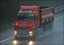 Dieser Scania Hauber (vermutlich mit 480PS und V8 Motor) der FICHTNER TRANSPORTE hat viel Extrabeleuchtung. (17.12.2008)