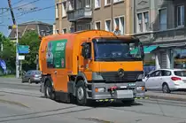 Mercedes Ateco 1823 Gleisreinigungs-Lastwagen, reinigt die Geleise auf der Haltestelle Morgartenring. Die Aufnahme stammt vom 27.06.2015.