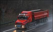 Dieser Scania Hauber (vermutlich mit 480PS und V8 Motor) der FICHTNER TRANSPORTE hat viel Extrabeleuchtung. (17.12.2008)