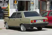 Tofas Murat 131 Dogan in Inegöl, 3.4.2016 

Die Aufschrift  Murat 131  der ersten Modelle zeigt deutlich die Verwandtschaft zum FIAT 131.