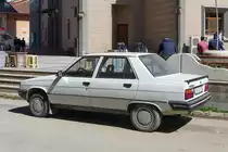 Ein Renault 9 parkt vor der Sani Konukoğlu Moschee in Inegöl, 3.4.2016