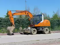 Samsung baut nicht nur Handys und TVs, sondern auch Bagger; hier einer in Inegöl, 3.4.2016 