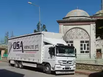 Ein Mercedes Atego 1518 parkt in Inegöl, 3.4.2016 