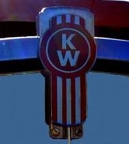 KW fr Kenworth Truck Company, Khleremblem an einem Truck der US-amerikanischen Firma fr Nutzfahrzeuge, Jan.2017,