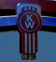 KW f�r Kenworth Truck Company, K�hleremblem an einem Truck der US-amerikanischen Firma f�r Nutzfahrzeuge, Jan.2017,