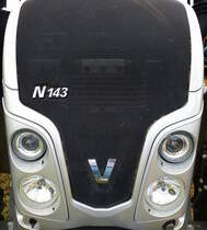 V fr Valtra, an der Khlerfront eines Ackerschleppers, die Firma in Finnland baut Traktoren, Jan.2017